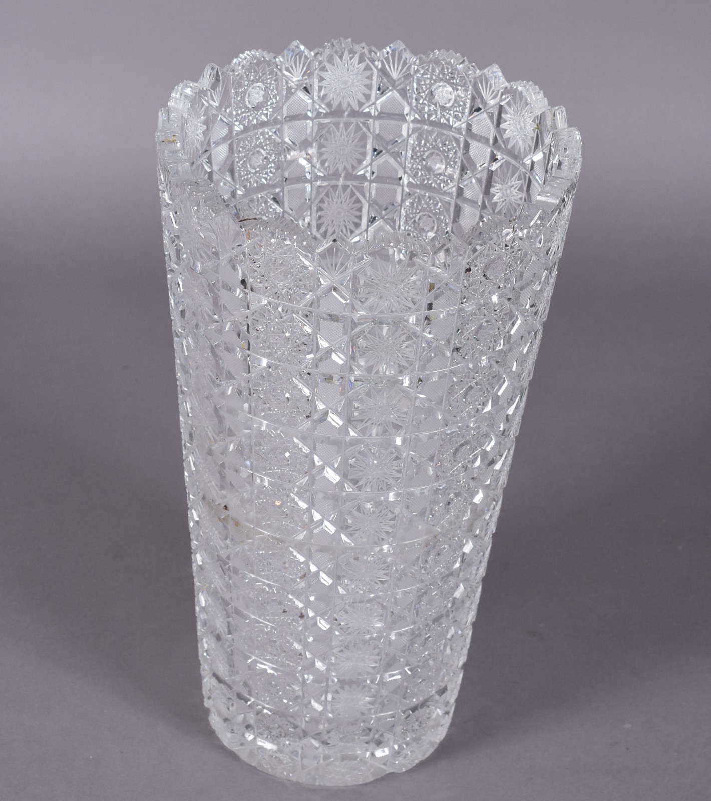 Vaso de cristal tcheco lapidado, borda recortada. - foto 2 de 4