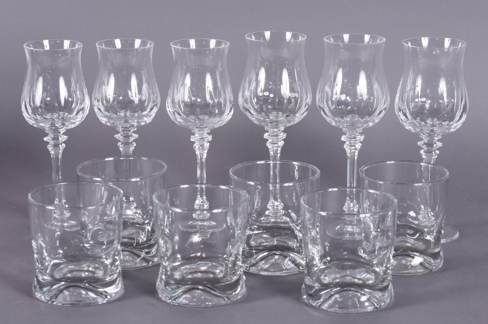 Diversos copos de cristal, sendo: 3 taças para vinho branco (1 com... - foto 1 de 4
