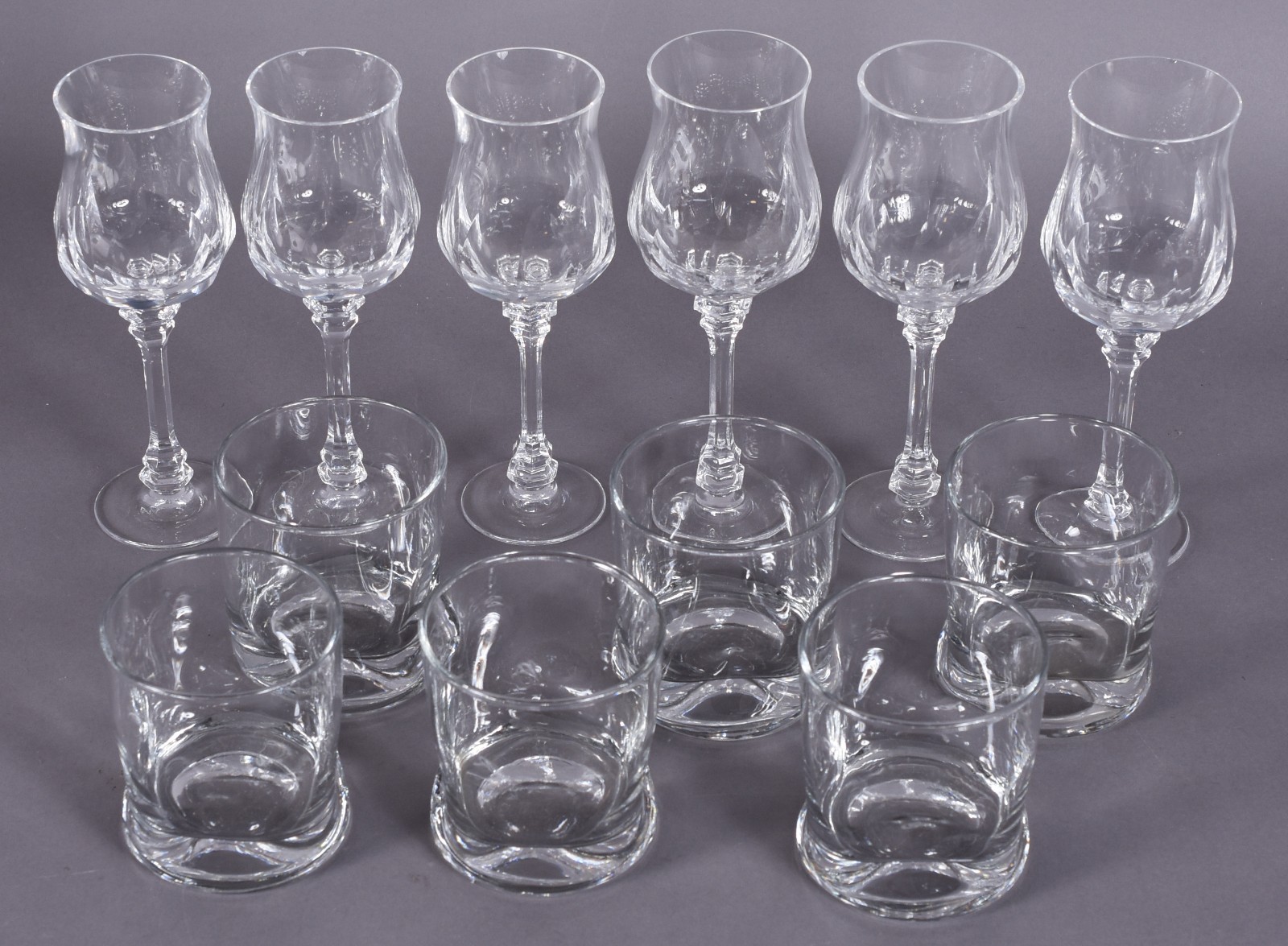 Diversos copos de cristal, sendo: 3 taças para vinho branco (1 com... - foto 2 de 4