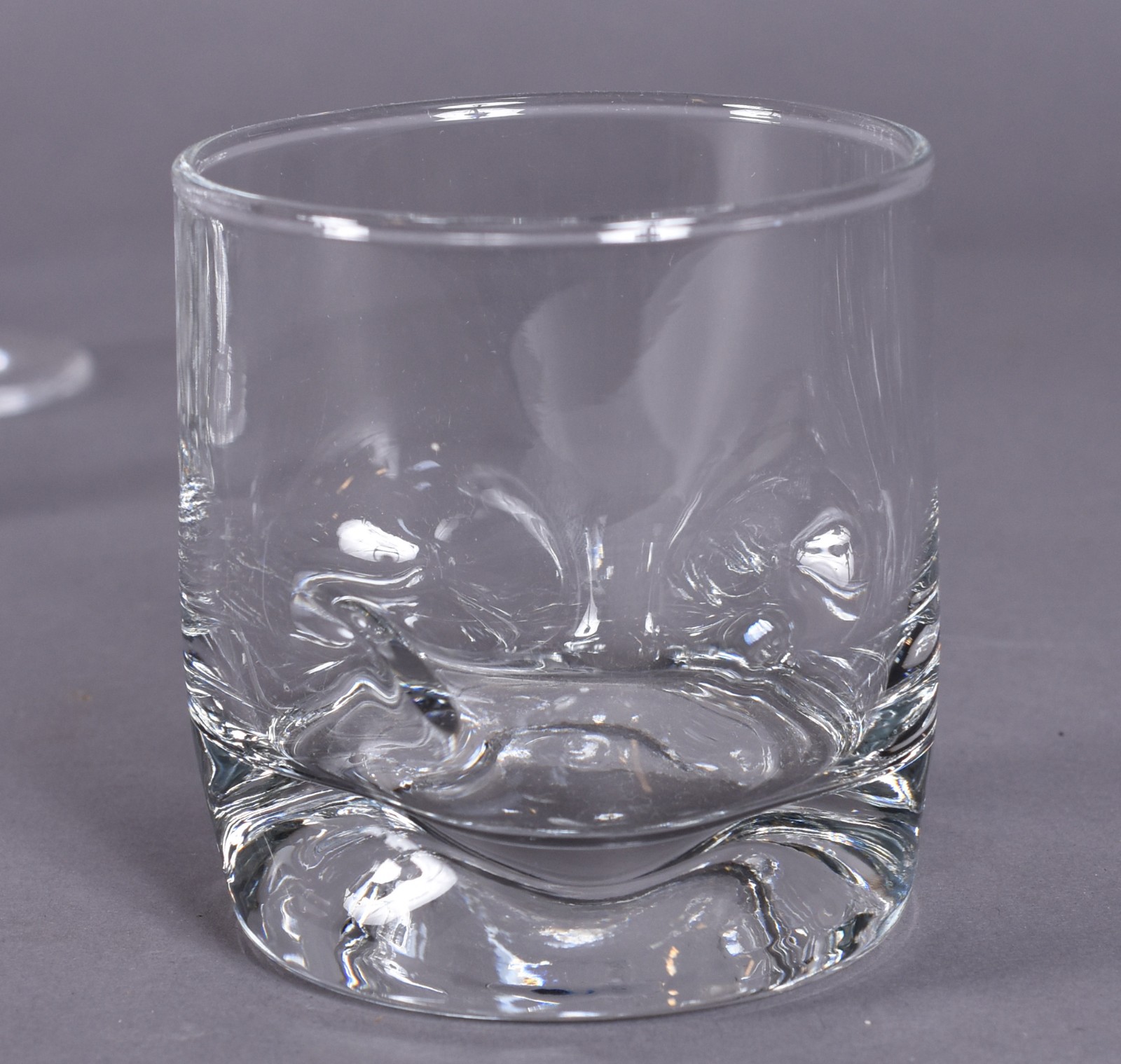 Diversos copos de cristal, sendo: 3 taças para vinho branco (1 com... - foto 3 de 4