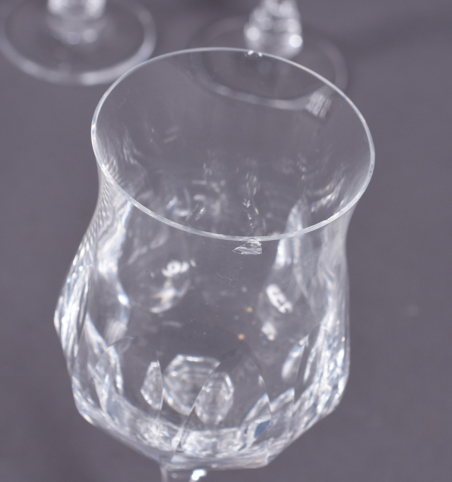 Diversos copos de cristal, sendo: 3 taças para vinho branco (1 com... - foto 4 de 4