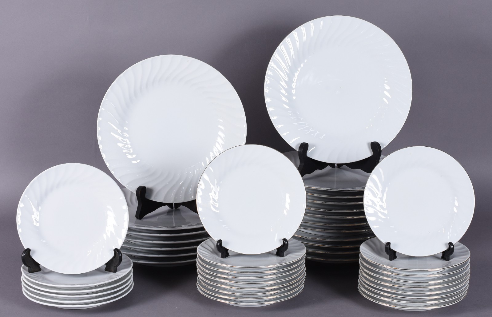 Serviço de jantar de porcelana GIBSON na cor branca composto de: 19... - foto 1 de 5