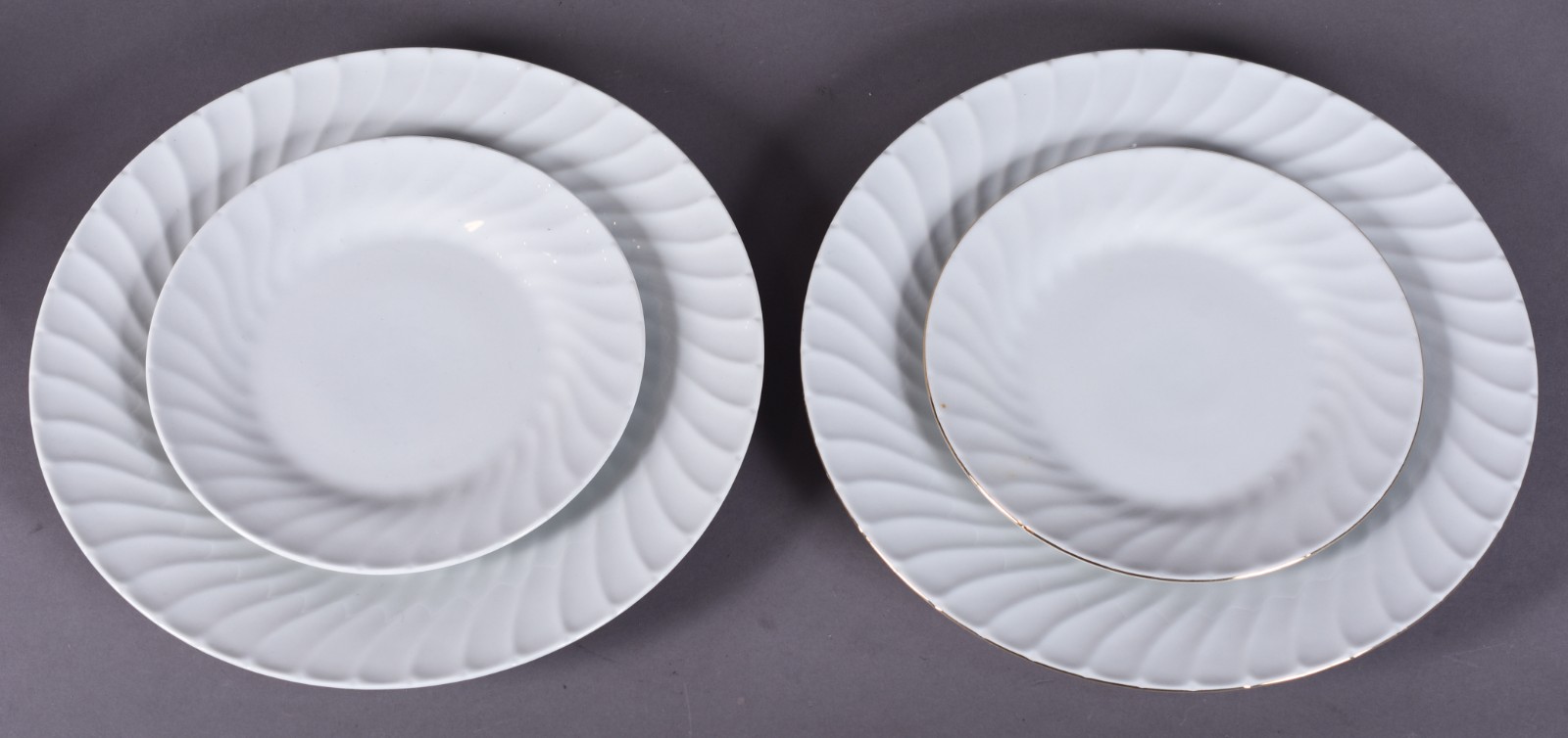 Serviço de jantar de porcelana GIBSON na cor branca composto de: 19... - foto 2 de 5