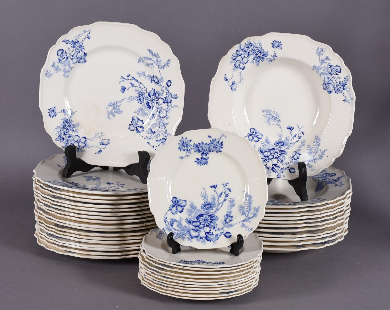 Serviço de jantar de faiança inglesa MYOTT&SONS composto de: 18... - foto 1 de 4