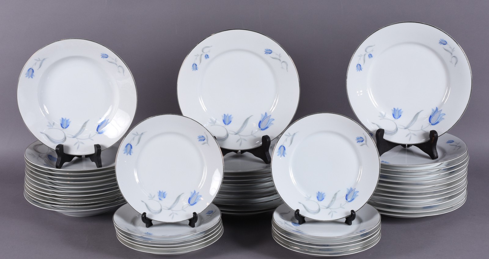 Serviço de jantar de porcelana alemã Rosenthal, decorado com... - foto 2 de 6