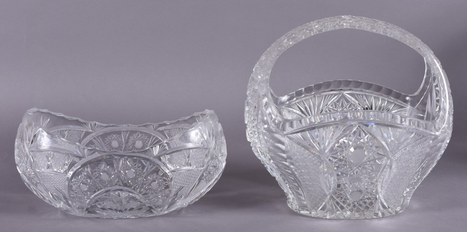 Duas peças de cristal tcheco lapidado, sendo: cesta com alça e vaso... - foto 1 de 4