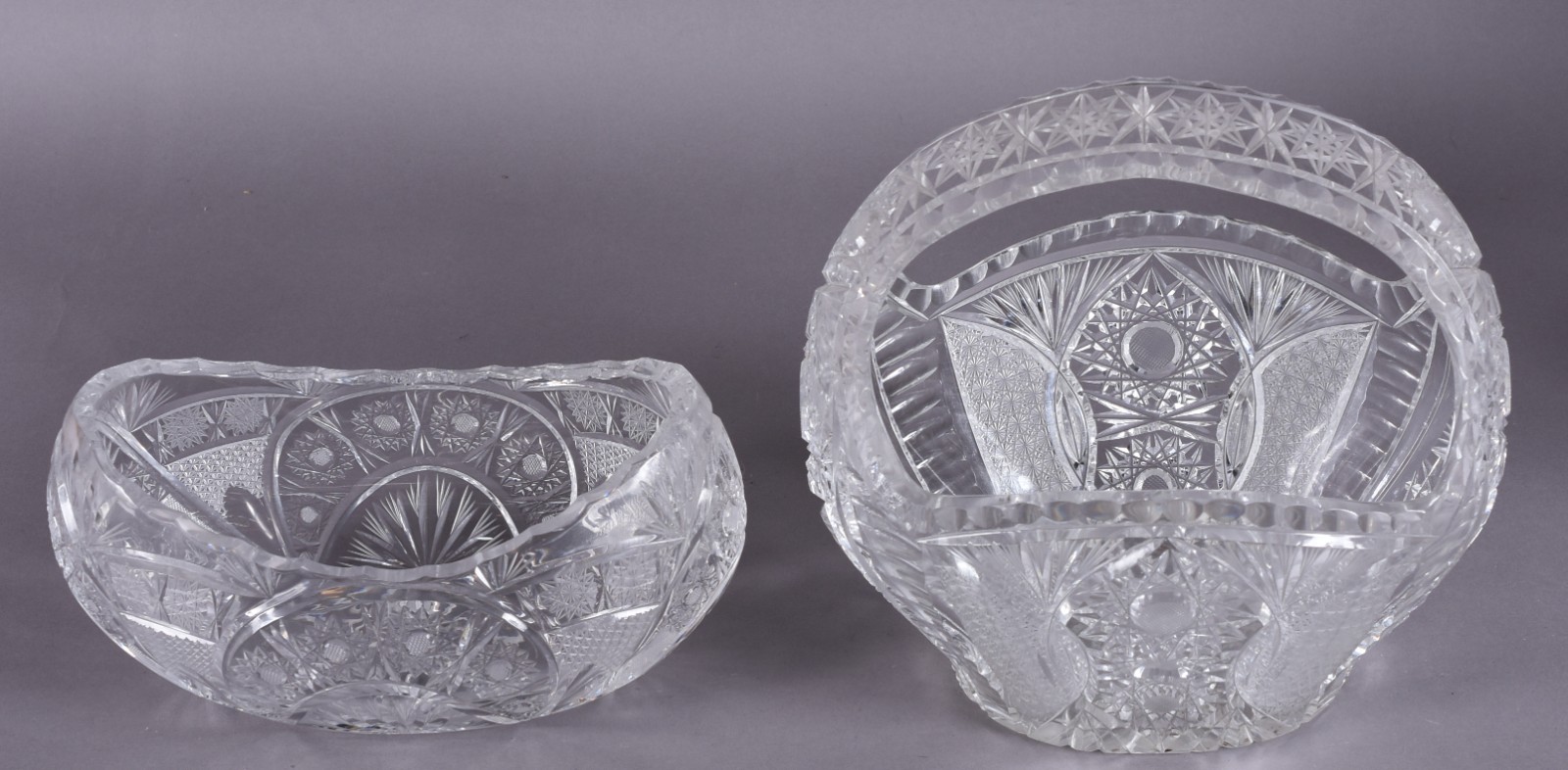 Duas peças de cristal tcheco lapidado, sendo: cesta com alça e vaso... - foto 2 de 4