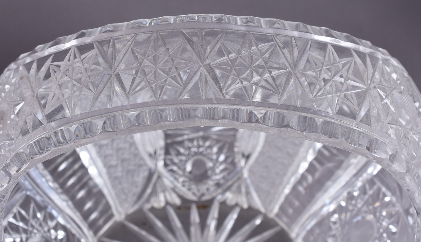 Duas peças de cristal tcheco lapidado, sendo: cesta com alça e vaso... - foto 4 de 4