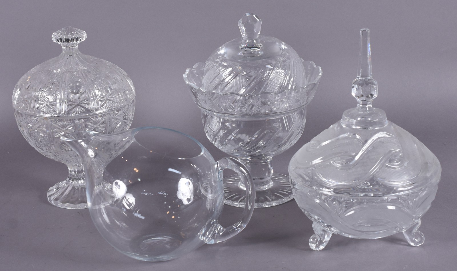 Quatro peças de cristal, sendo: tres bombonieres lapidadas e uma... - foto 1 de 5