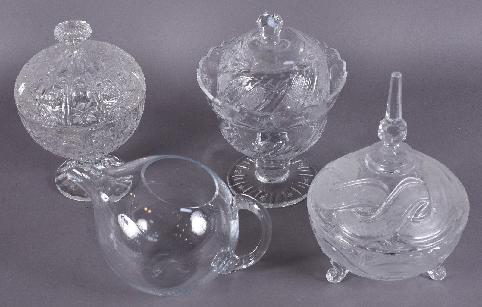Quatro peças de cristal, sendo: tres bombonieres lapidadas e uma... - foto 2 de 5