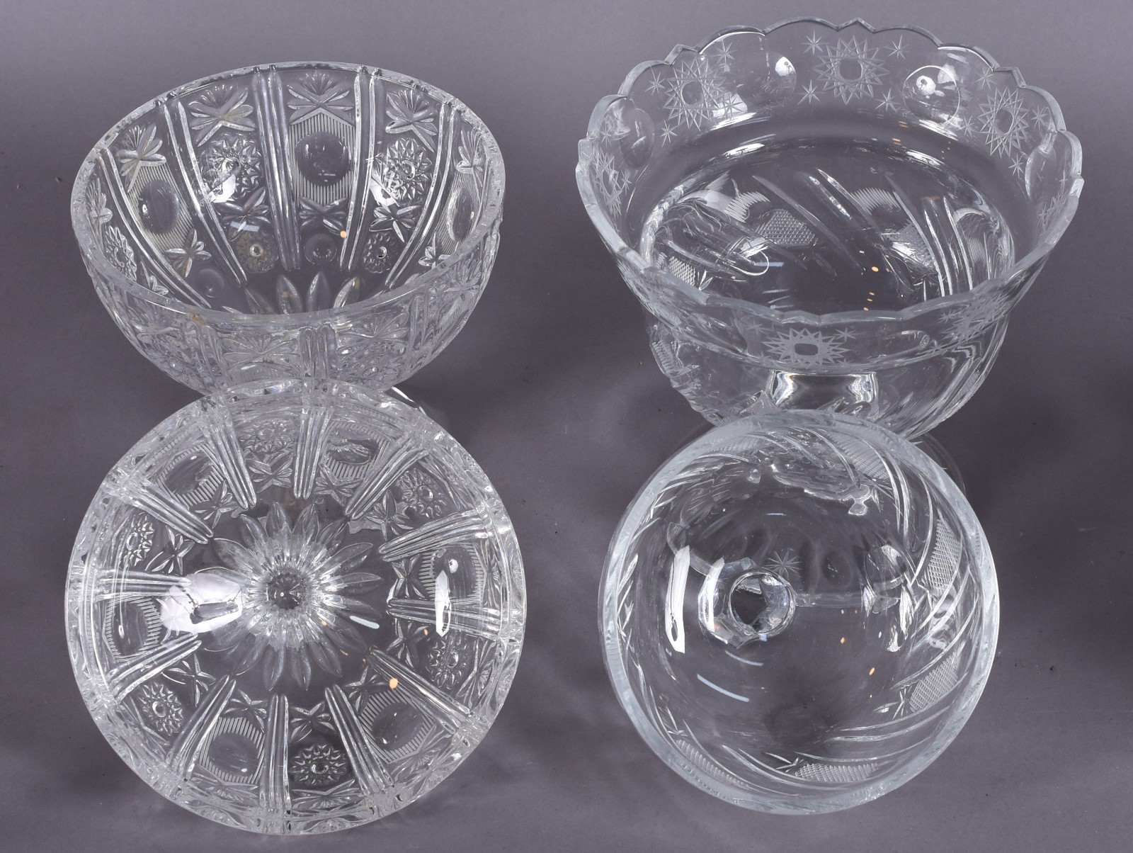 Quatro peças de cristal, sendo: tres bombonieres lapidadas e uma... - foto 3 de 5