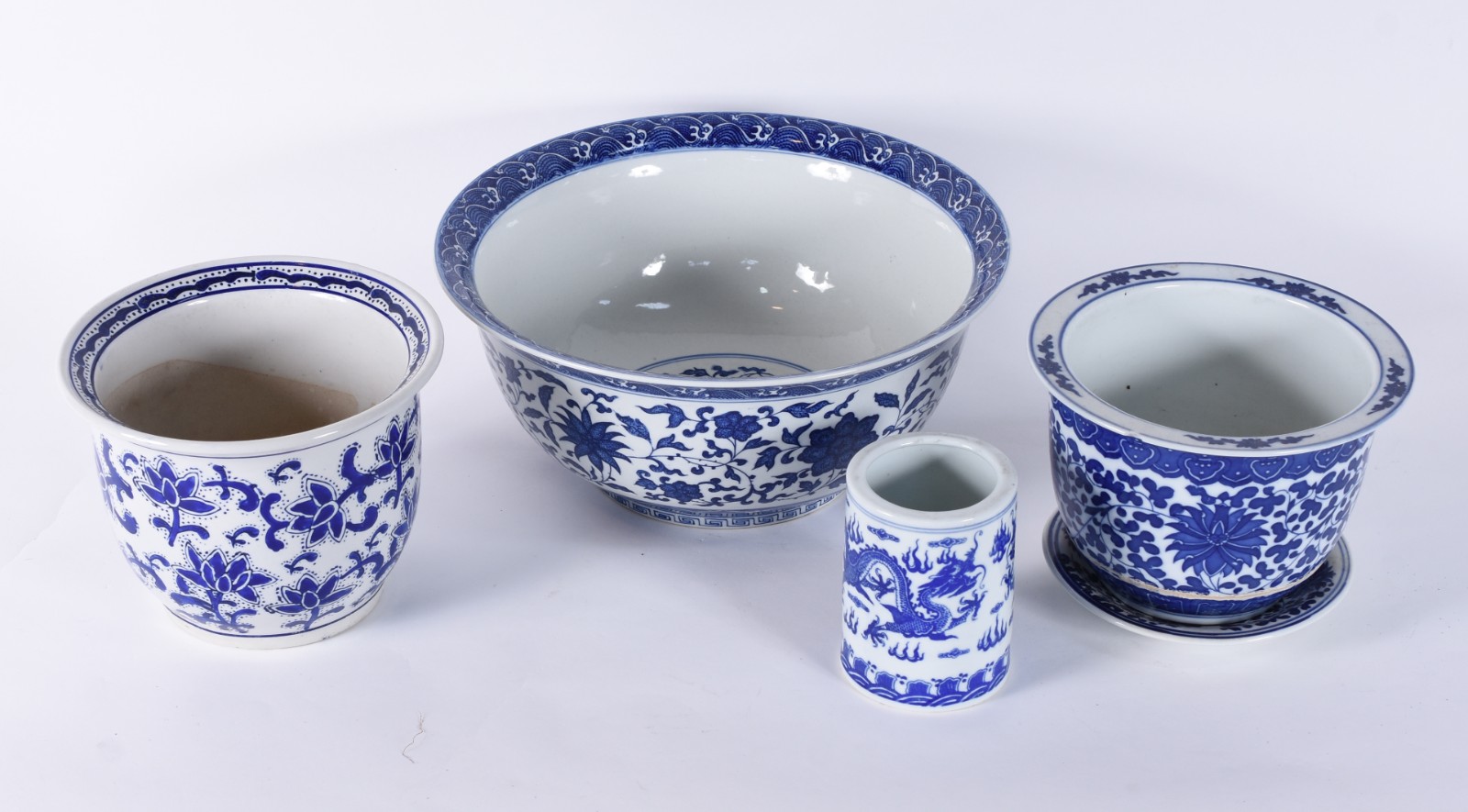 Quatro peças de porcelana oriental azul e branca, sendo: bowl... - foto 1 de 7