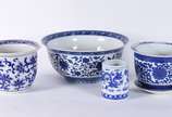 Quatro peças de porcelana oriental azul e branc... - Quatro peças de porcelana oriental azul e branca, sendo: bowl, cachepot (bicado na borda) com presentoir; cachepot e vaso cilíndrico.