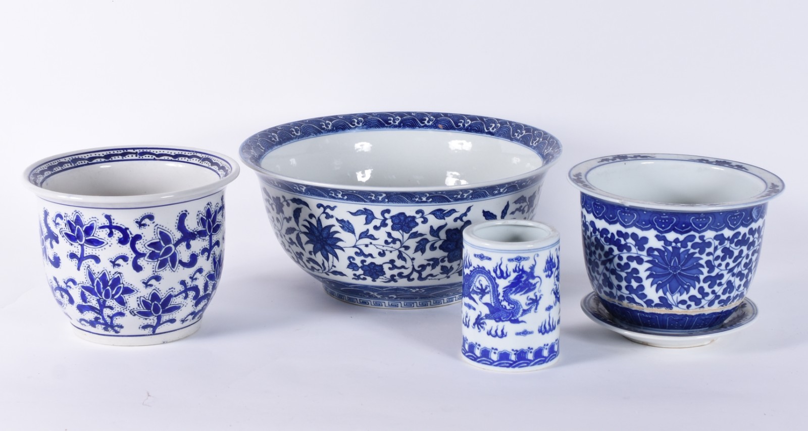 Quatro peças de porcelana oriental azul e branca, sendo: bowl... - foto 2 de 7
