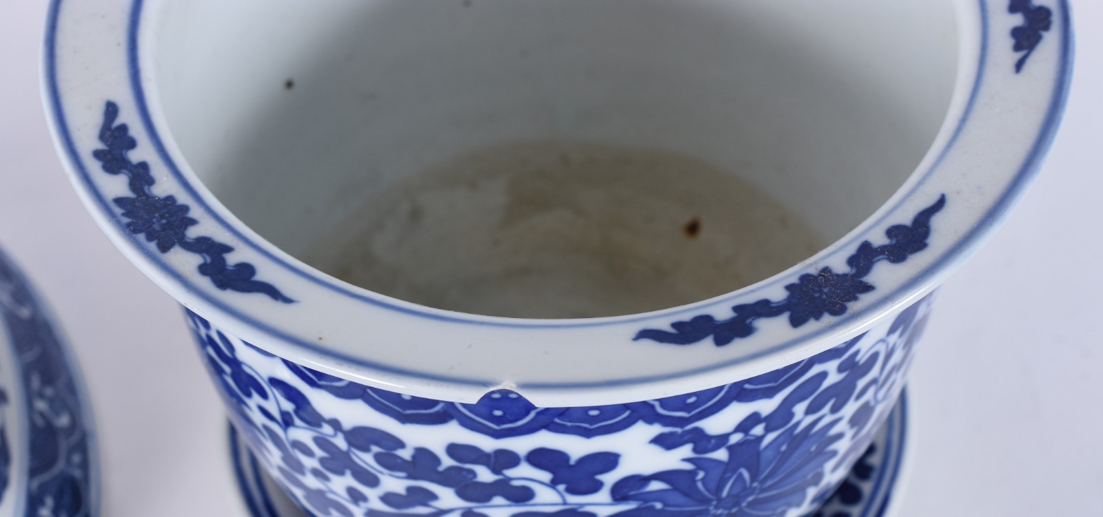 Quatro peças de porcelana oriental azul e branca, sendo: bowl... - foto 6 de 7