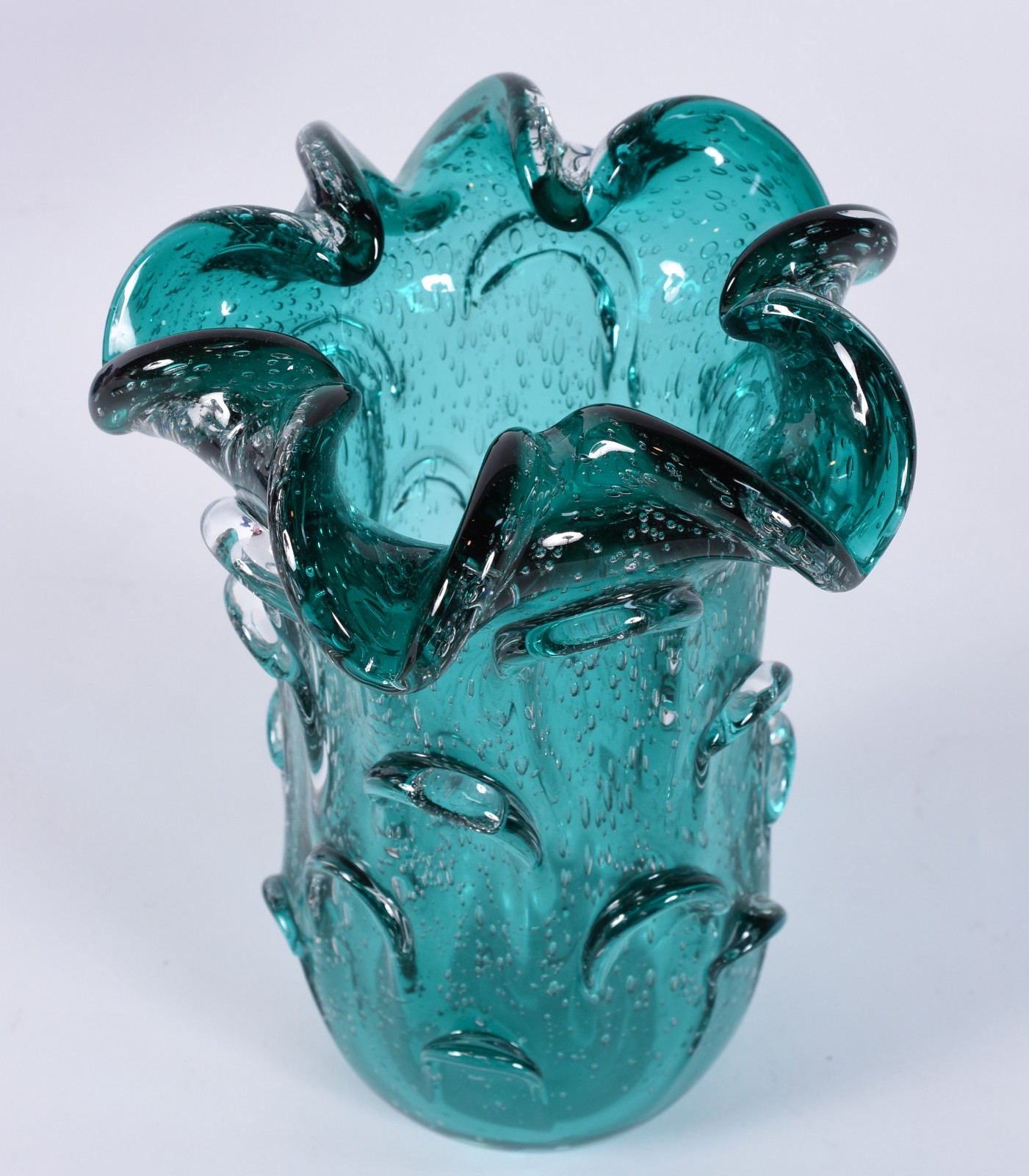 Vaso de vidro decorativo na cor azul com relevos, borda feitio babado. - foto 1 de 3
