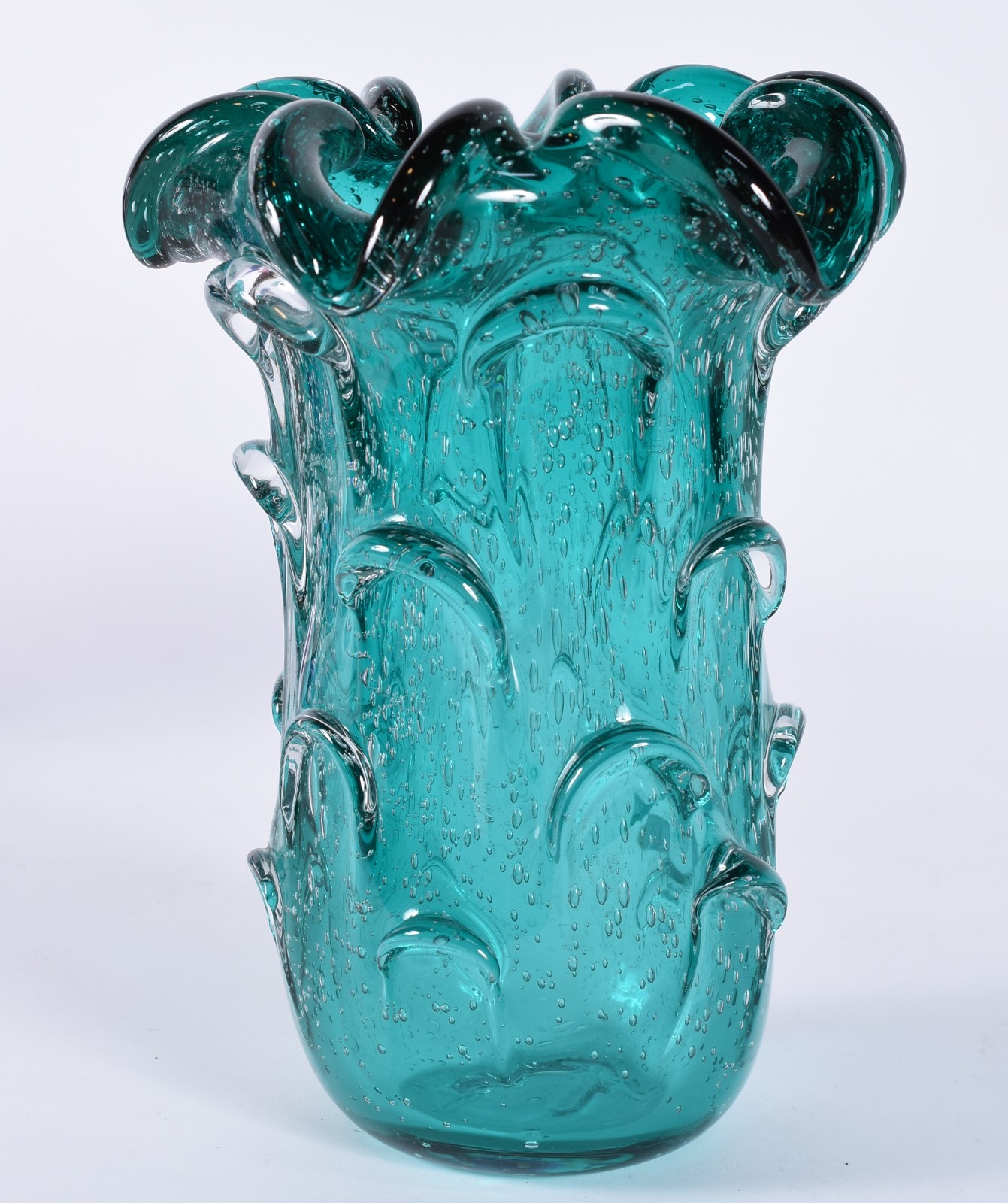 Vaso de vidro decorativo na cor azul com relevos, borda feitio babado. - foto 2 de 3