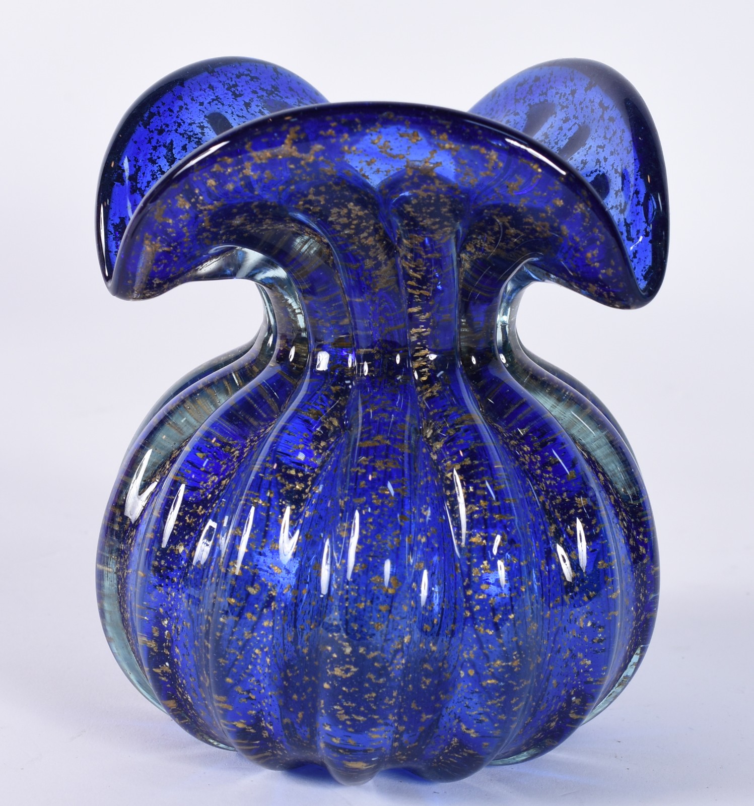 Vaso de vidro decorativo na cor azul com pó de ouro. - foto 1 de 3