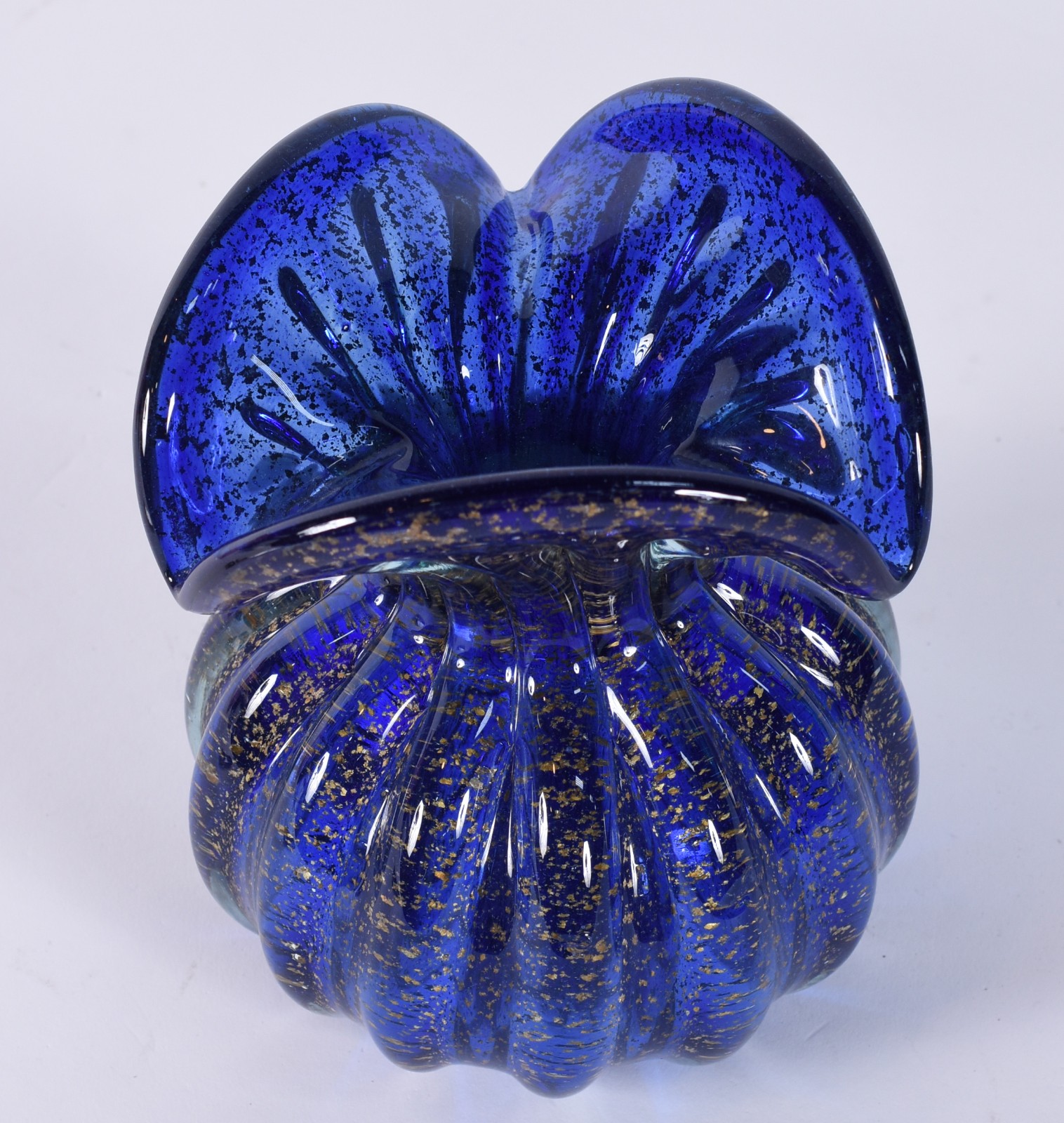 Vaso de vidro decorativo na cor azul com pó de ouro. - foto 2 de 3