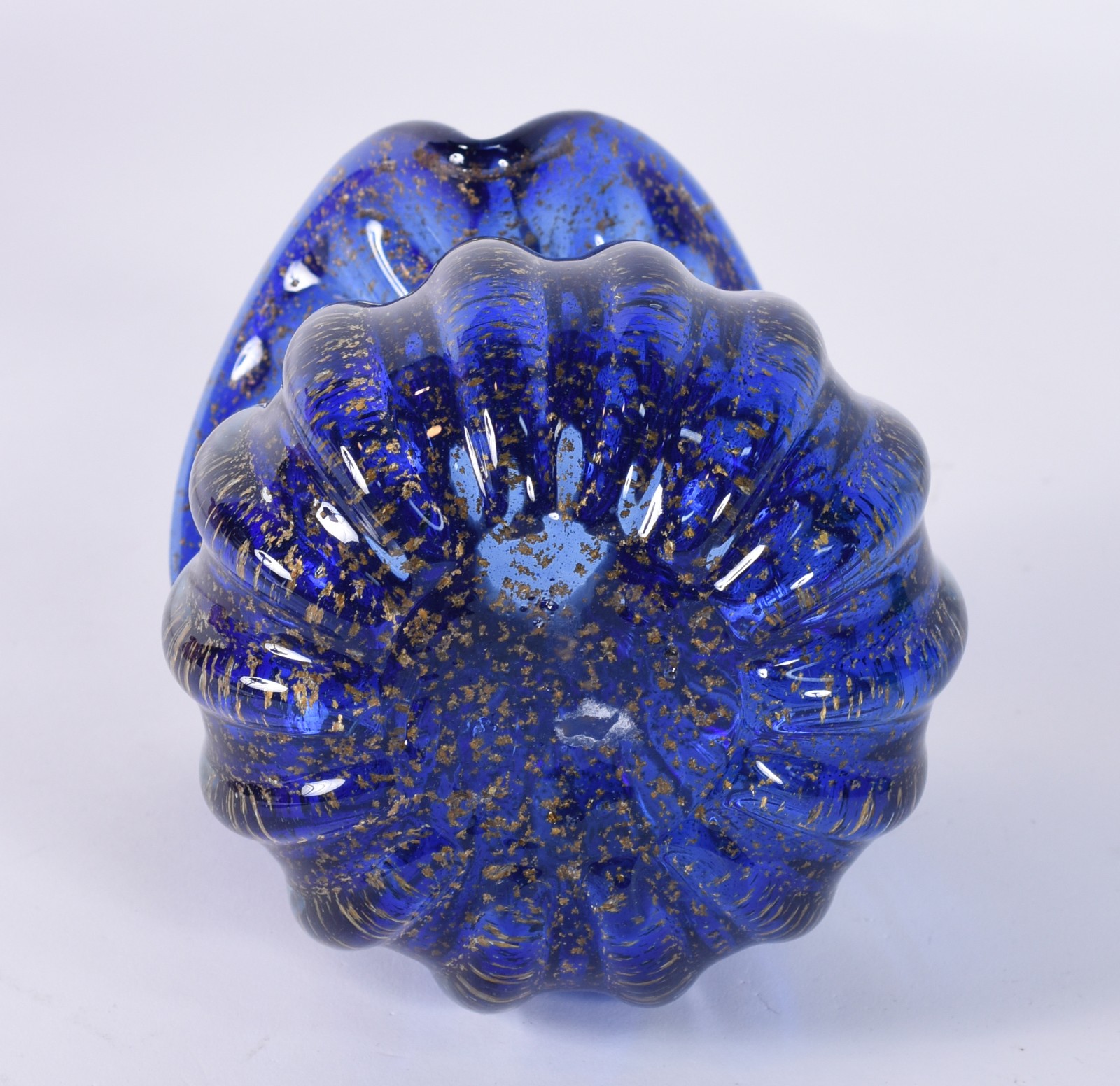 Vaso de vidro decorativo na cor azul com pó de ouro. - foto 3 de 3