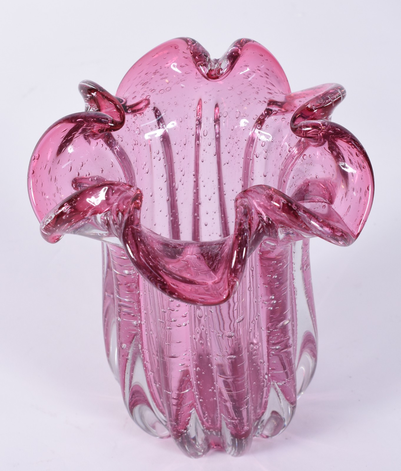 Vaso de vidro decorativo na cor rosa/lilás, borda feitio babado. - foto 2 de 4