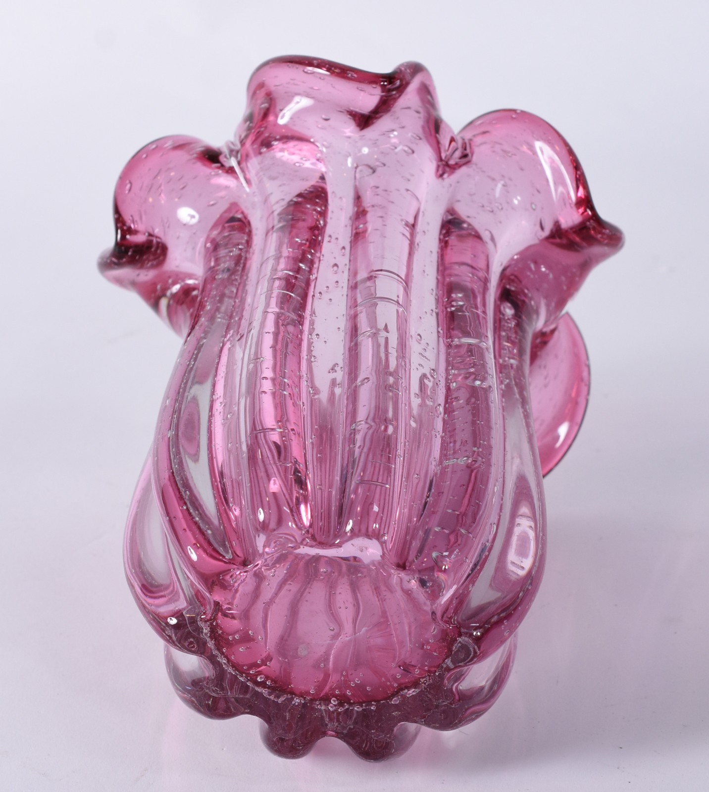 Vaso de vidro decorativo na cor rosa/lilás, borda feitio babado. - foto 3 de 4