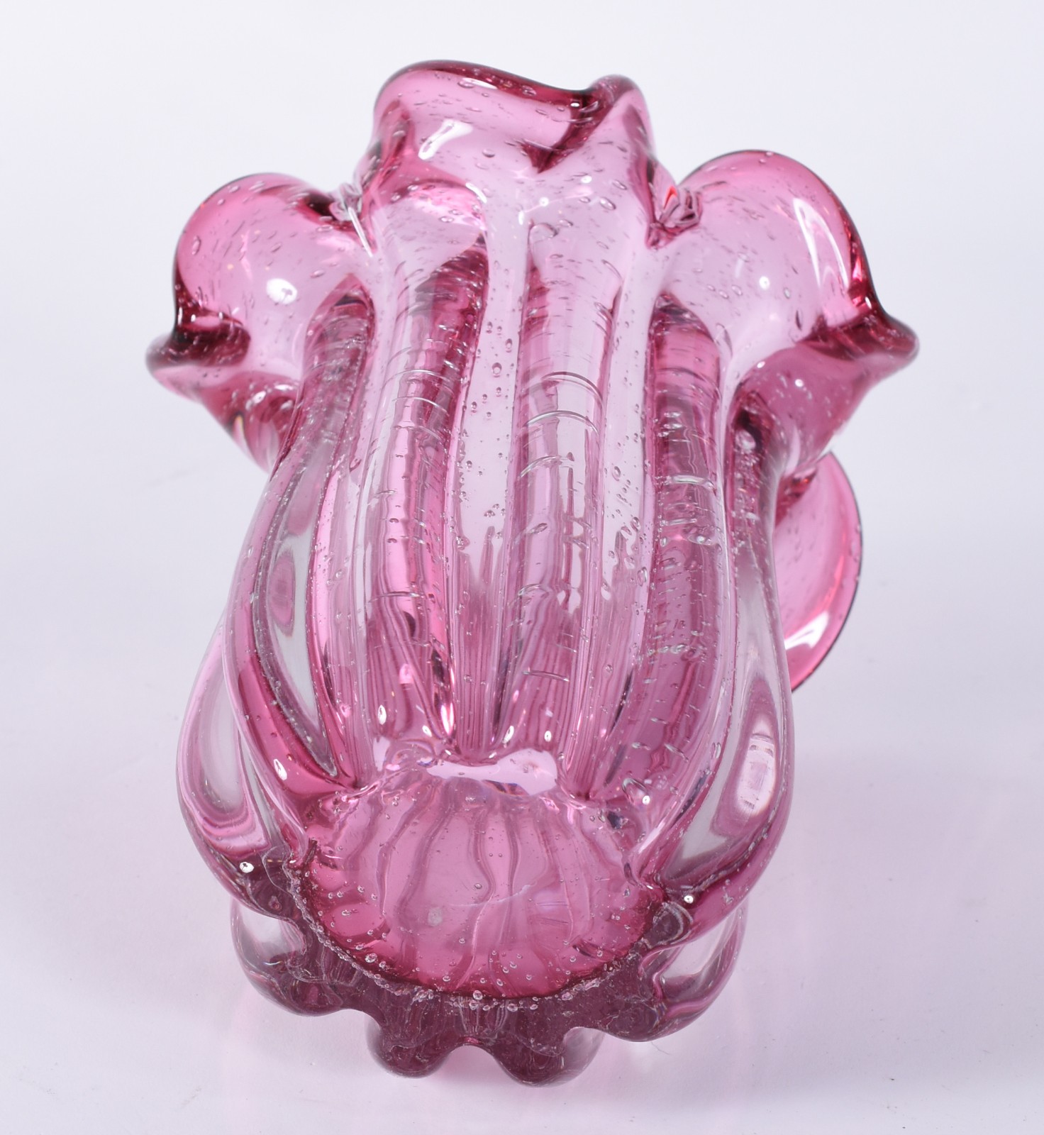 Vaso de vidro decorativo na cor rosa/lilás, borda feitio babado. - foto 4 de 4