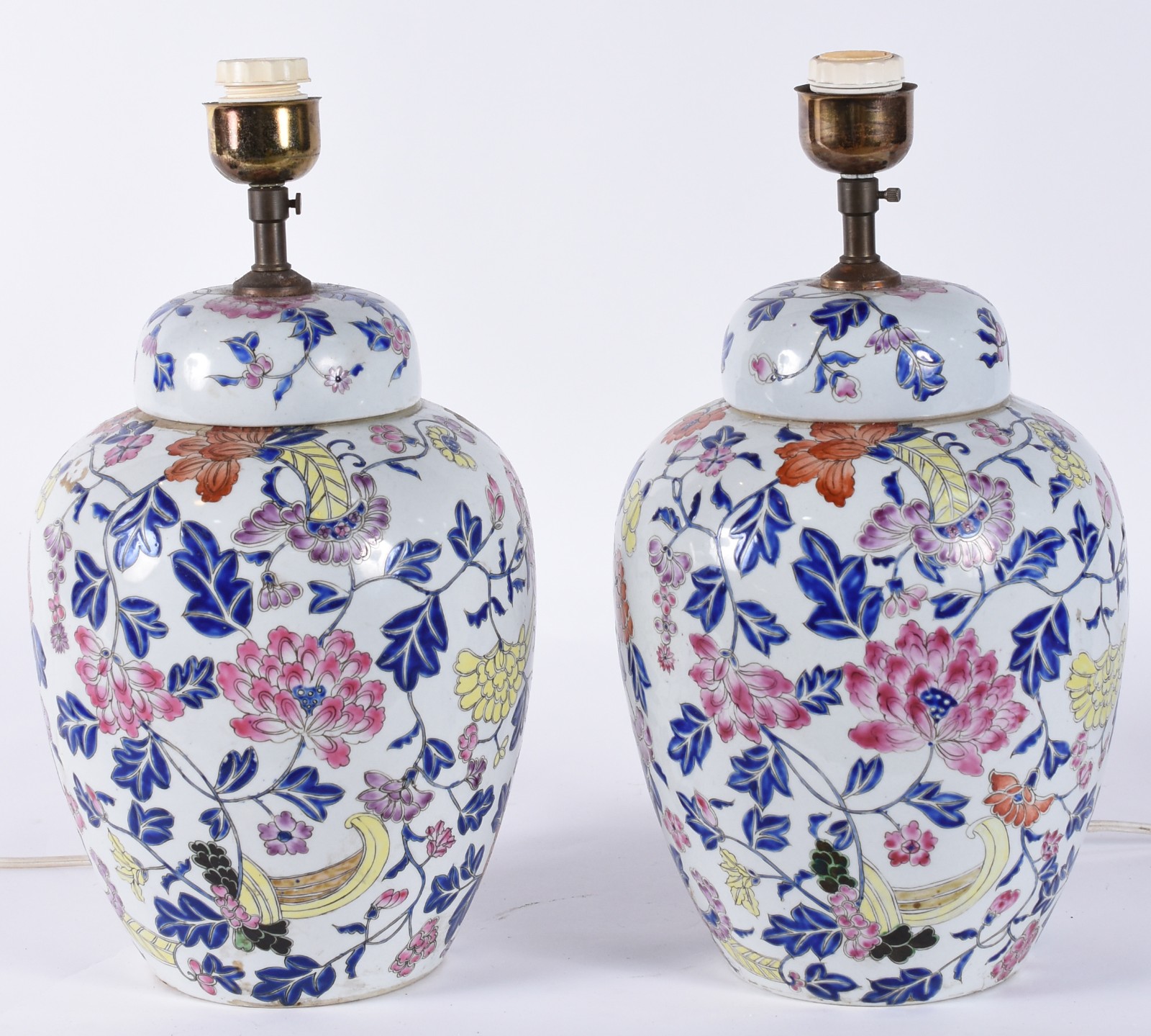Par de abatjoures de porcelana chinesa com flores em policromia... - foto 1 de 6