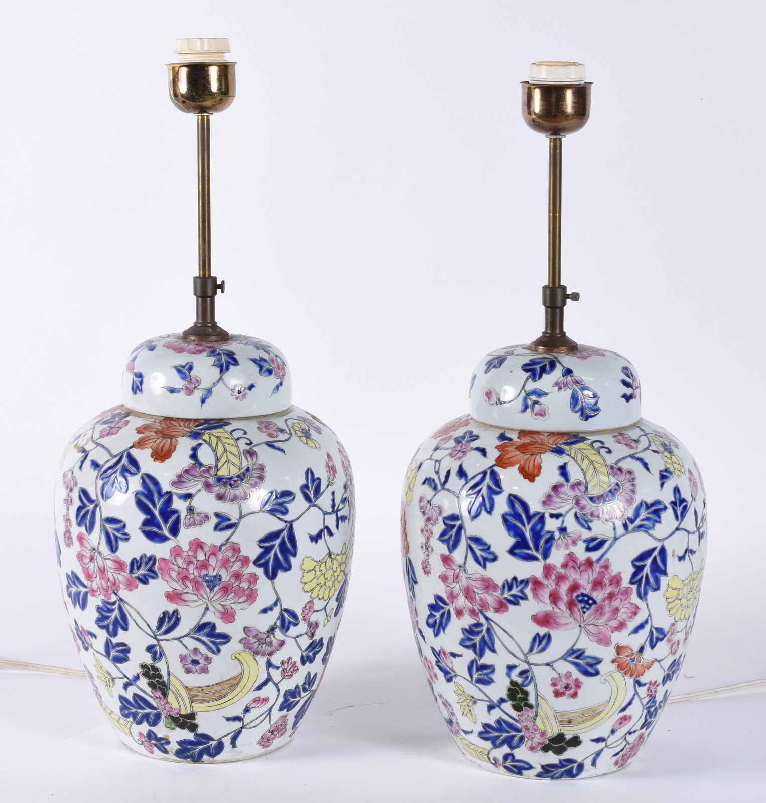 Par de abatjoures de porcelana chinesa com flores em policromia... - foto 2 de 6