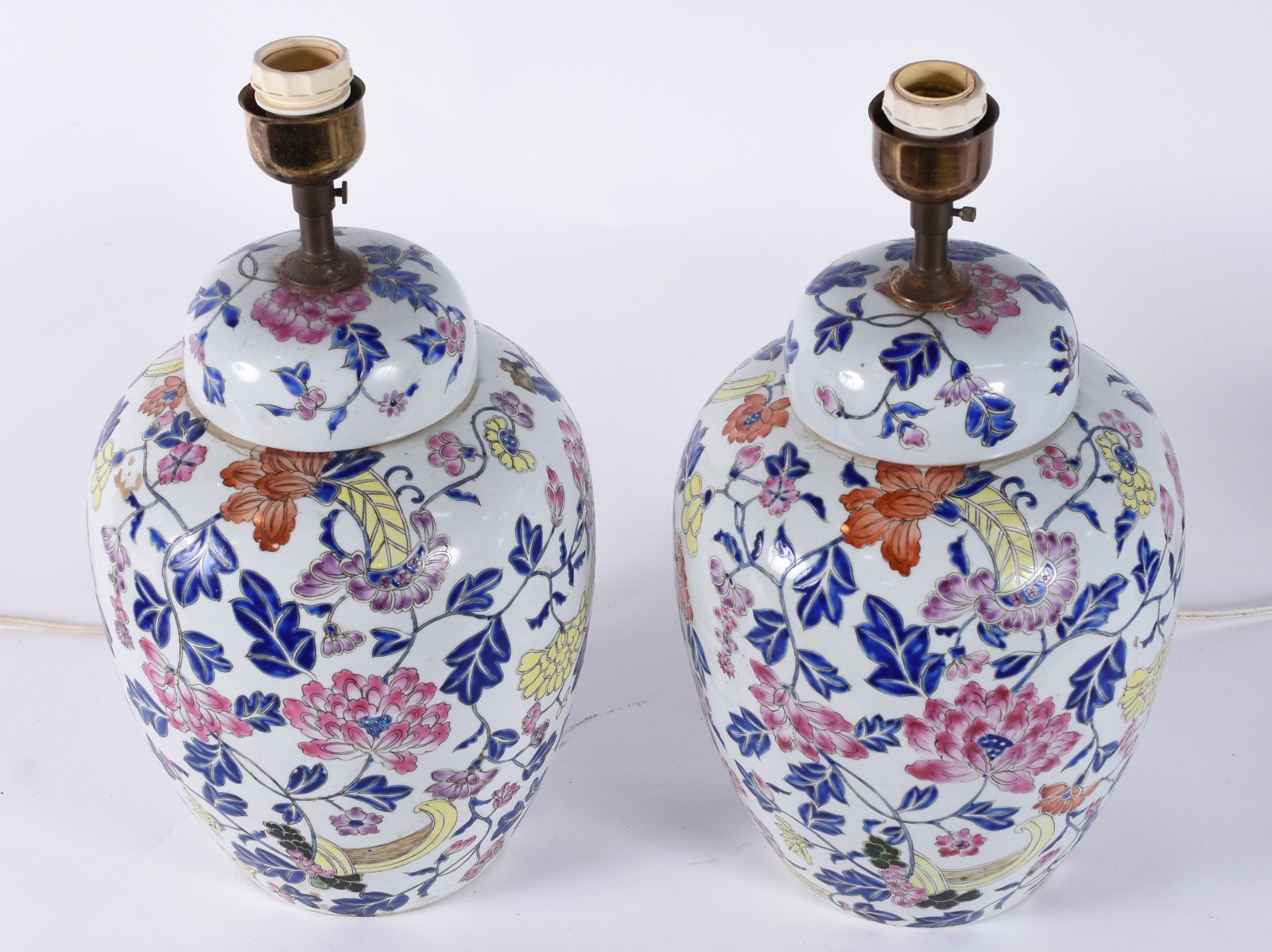 Par de abatjoures de porcelana chinesa com flores em policromia... - foto 3 de 6
