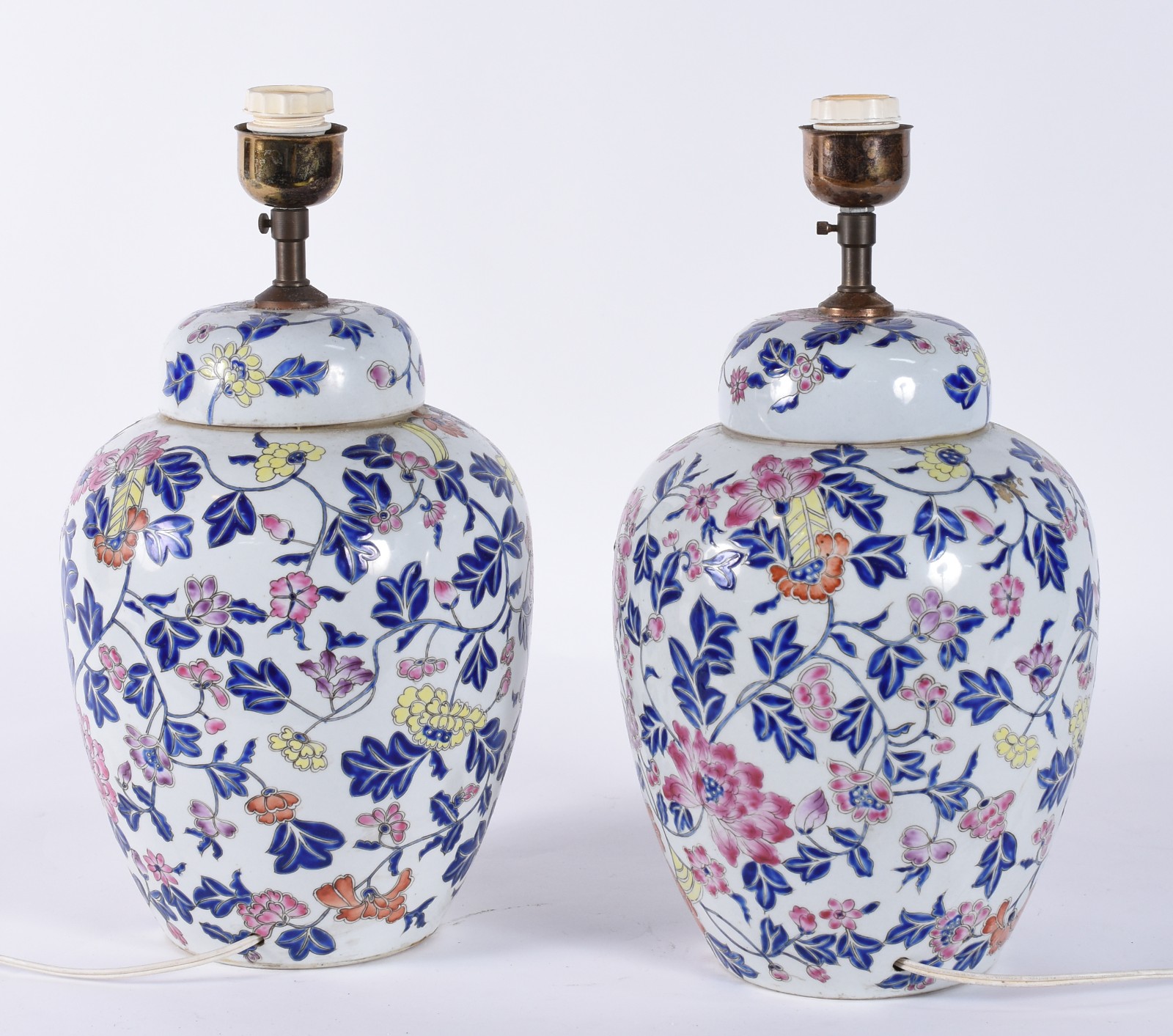 Par de abatjoures de porcelana chinesa com flores em policromia... - foto 4 de 6