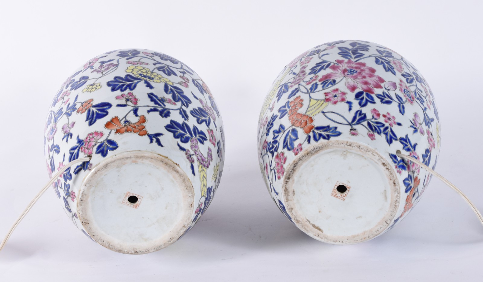 Par de abatjoures de porcelana chinesa com flores em policromia... - foto 5 de 6