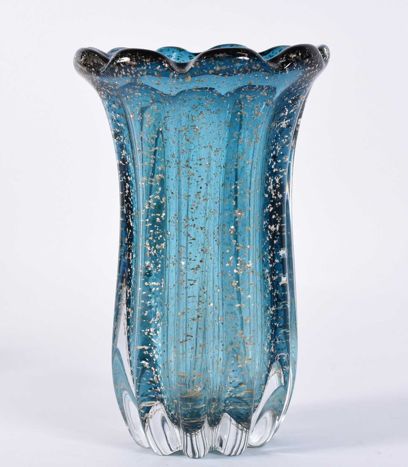 Vaso de vidro decorativo na cor azul com pó de ouro. - foto 1 de 3