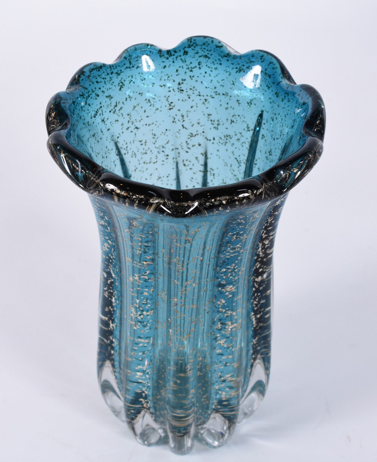 Vaso de vidro decorativo na cor azul com pó de ouro. - foto 2 de 3