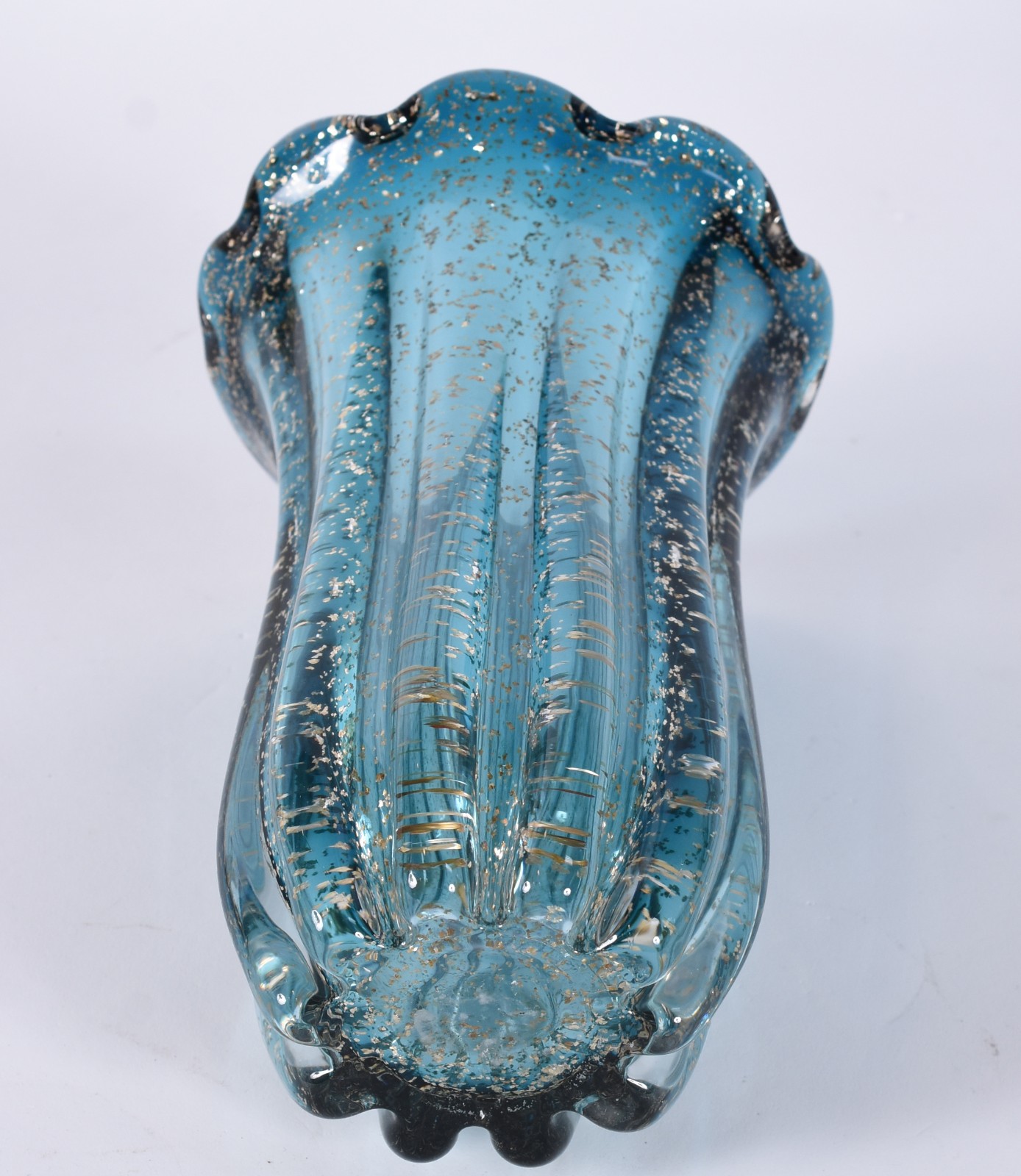 Vaso de vidro decorativo na cor azul com pó de ouro. - foto 3 de 3
