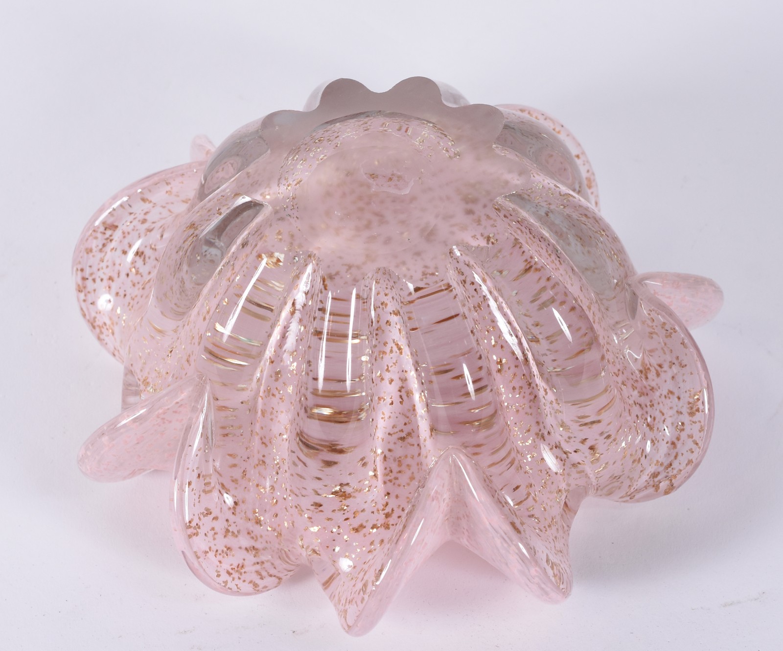 Bowl de vidro decorativo na cor rosa com pó de ouro, borda feitio... - foto 3 de 3