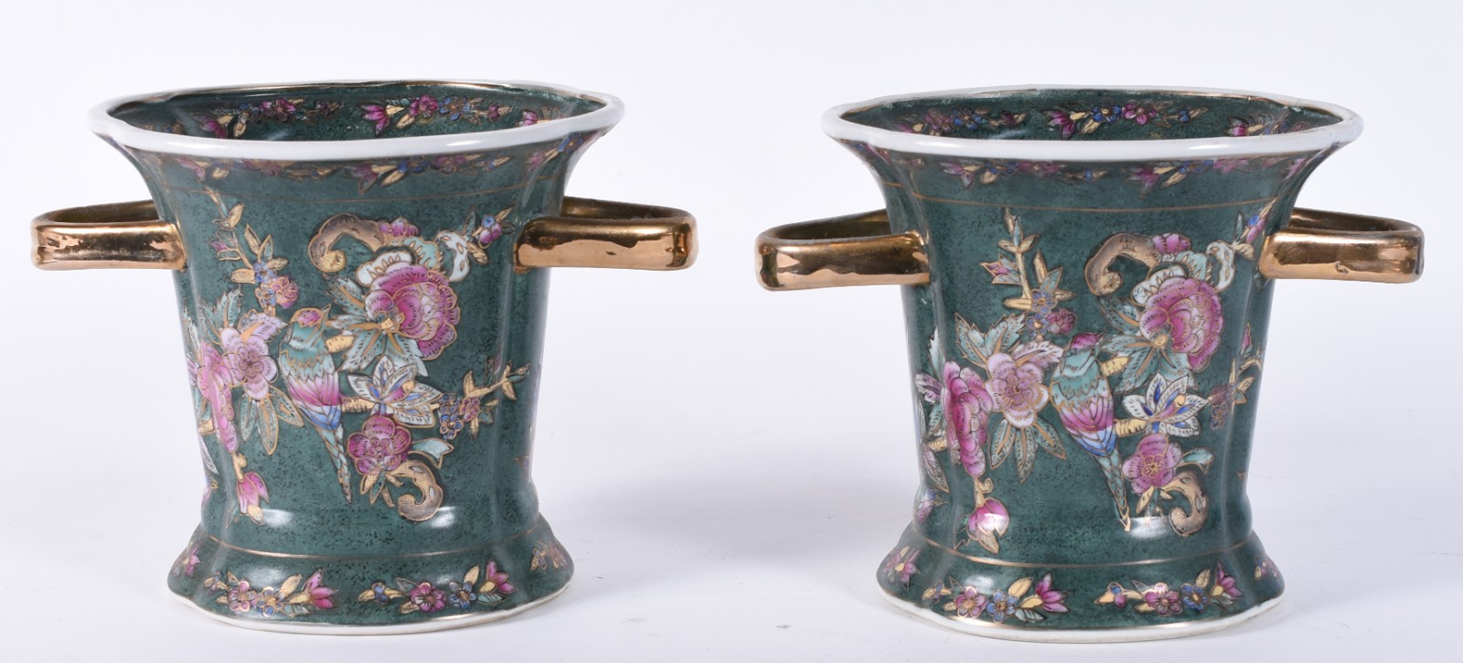 Par de cachepots de porcelana oriental com flores policromadas sobre... - foto 1 de 5