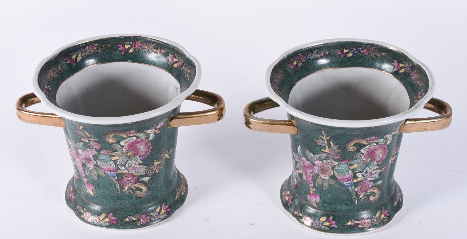 Par de cachepots de porcelana oriental com flores policromadas sobre... - foto 2 de 5