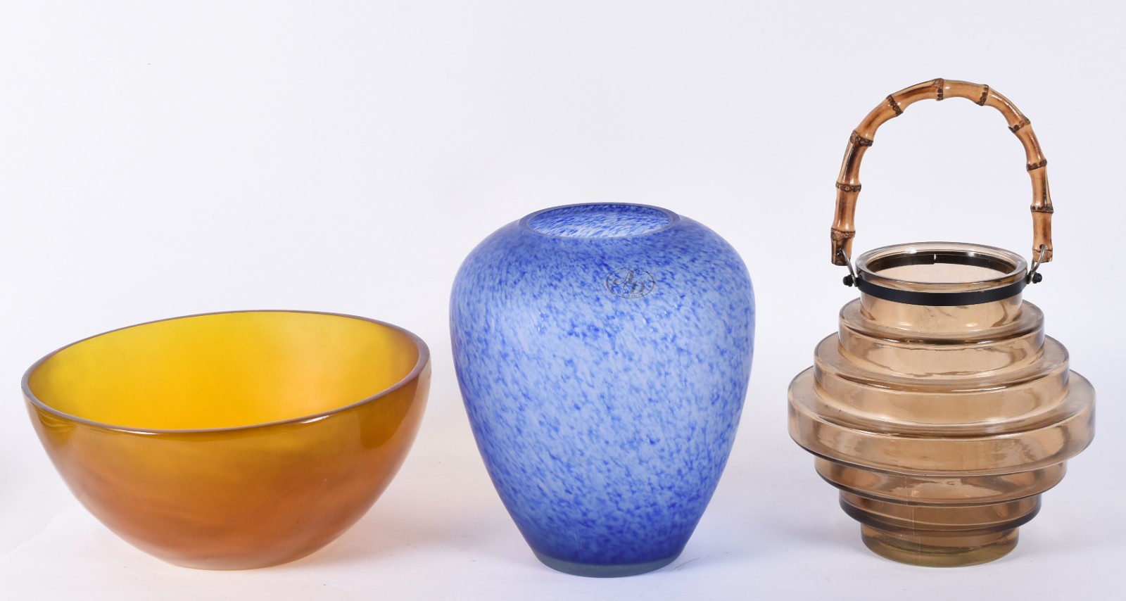 Três peças decorativas, sendo: Vaso italiano de vidro azul mesclado... - foto 1 de 7