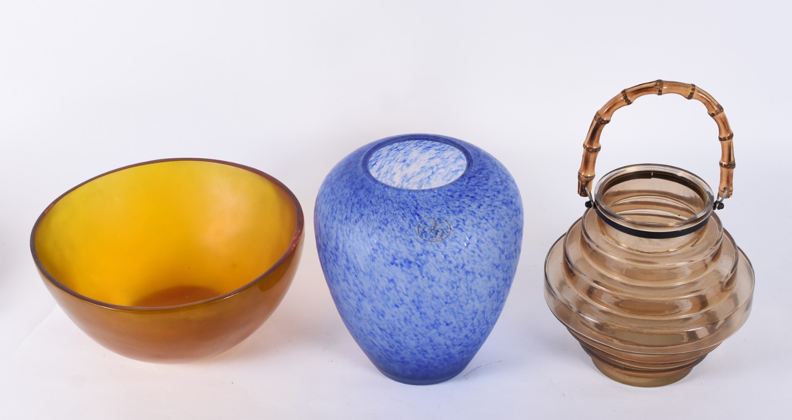 Três peças decorativas, sendo: Vaso italiano de vidro azul mesclado... - foto 2 de 7