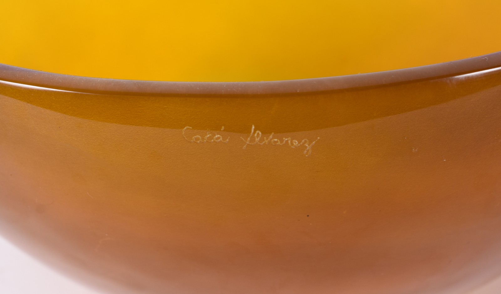Três peças decorativas, sendo: Vaso italiano de vidro azul mesclado... - foto 4 de 7