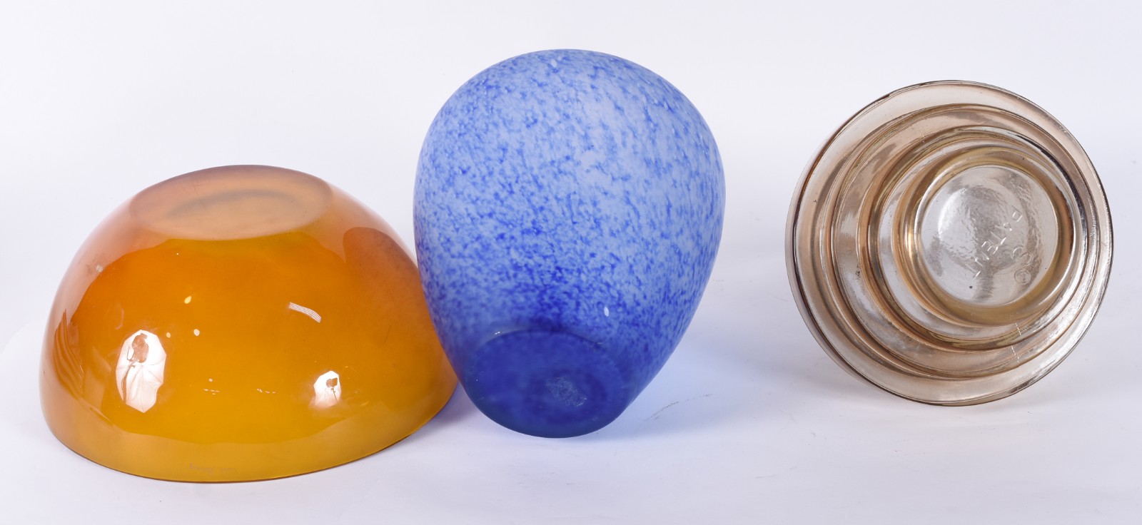 Três peças decorativas, sendo: Vaso italiano de vidro azul mesclado... - foto 6 de 7
