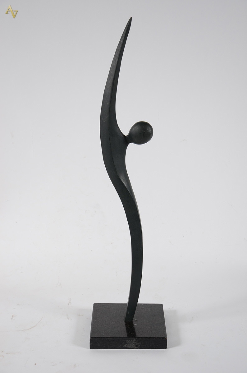 MAZEREDO - Escultura em bronze rep. figura feminina. Alt. 73 cm