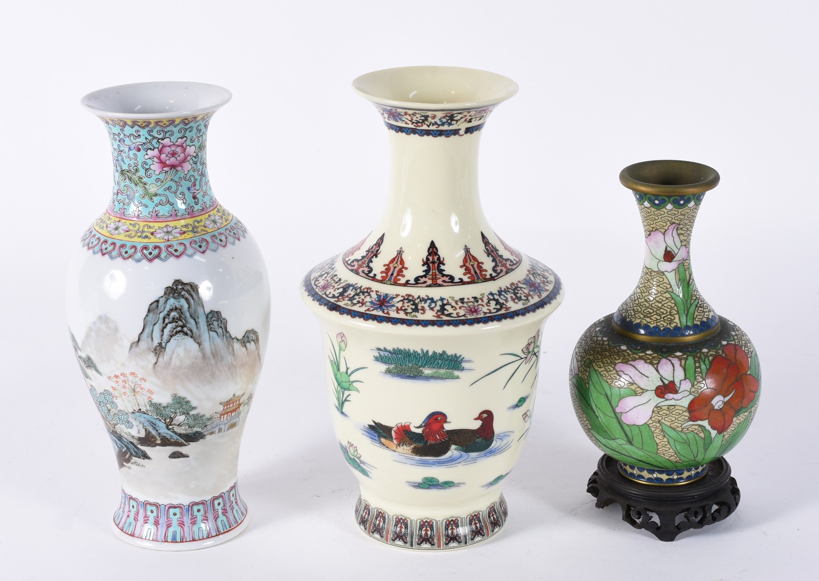 Três vasos orientais, sendo: 2 de porcelana decorados com paisagens e... - foto 1 de 7