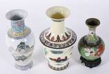 Três vasos orientais, sendo: 2 de porcelana dec... - Três vasos orientais, sendo: 2 de porcelana decorados com paisagens e aves em policromia e um de cloisonné floral policromado com base de madeira.