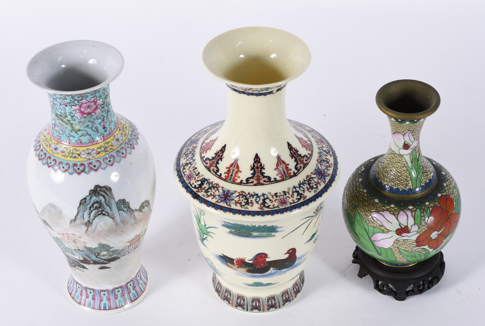 Três vasos orientais, sendo: 2 de porcelana decorados com paisagens e... - foto 2 de 7