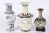 Três vasos orientais, sendo: 2 de porcelana dec... - Três vasos orientais, sendo: 2 de porcelana decorados com paisagens e aves em policromia e um de cloisonné floral policromado com base de madeira.