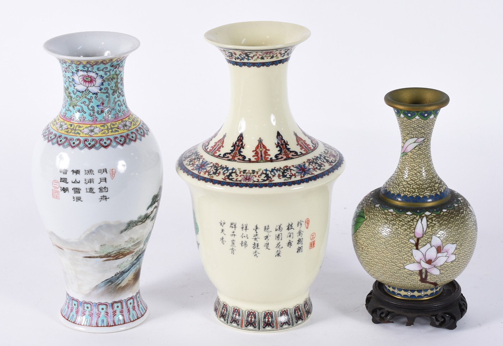 Três vasos orientais, sendo: 2 de porcelana decorados com paisagens e... - foto 3 de 7