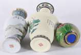 Três vasos orientais, sendo: 2 de porcelana dec... - Três vasos orientais, sendo: 2 de porcelana decorados com paisagens e aves em policromia e um de cloisonné floral policromado com base de madeira.