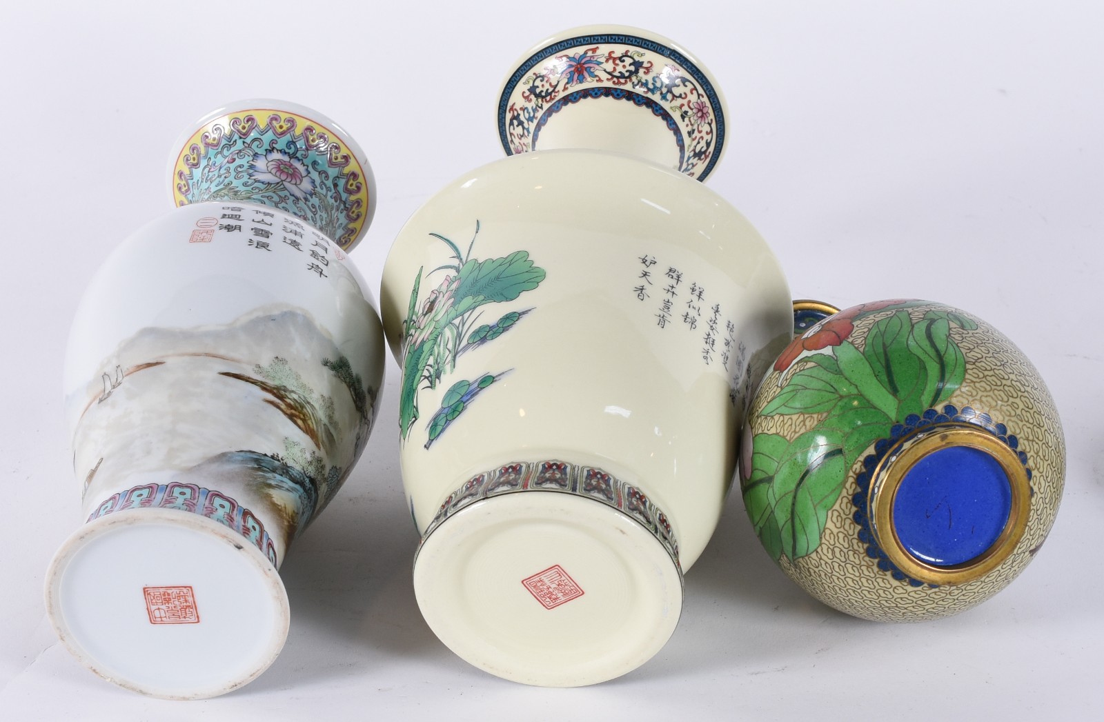 Três vasos orientais, sendo: 2 de porcelana decorados com paisagens e... - foto 4 de 7